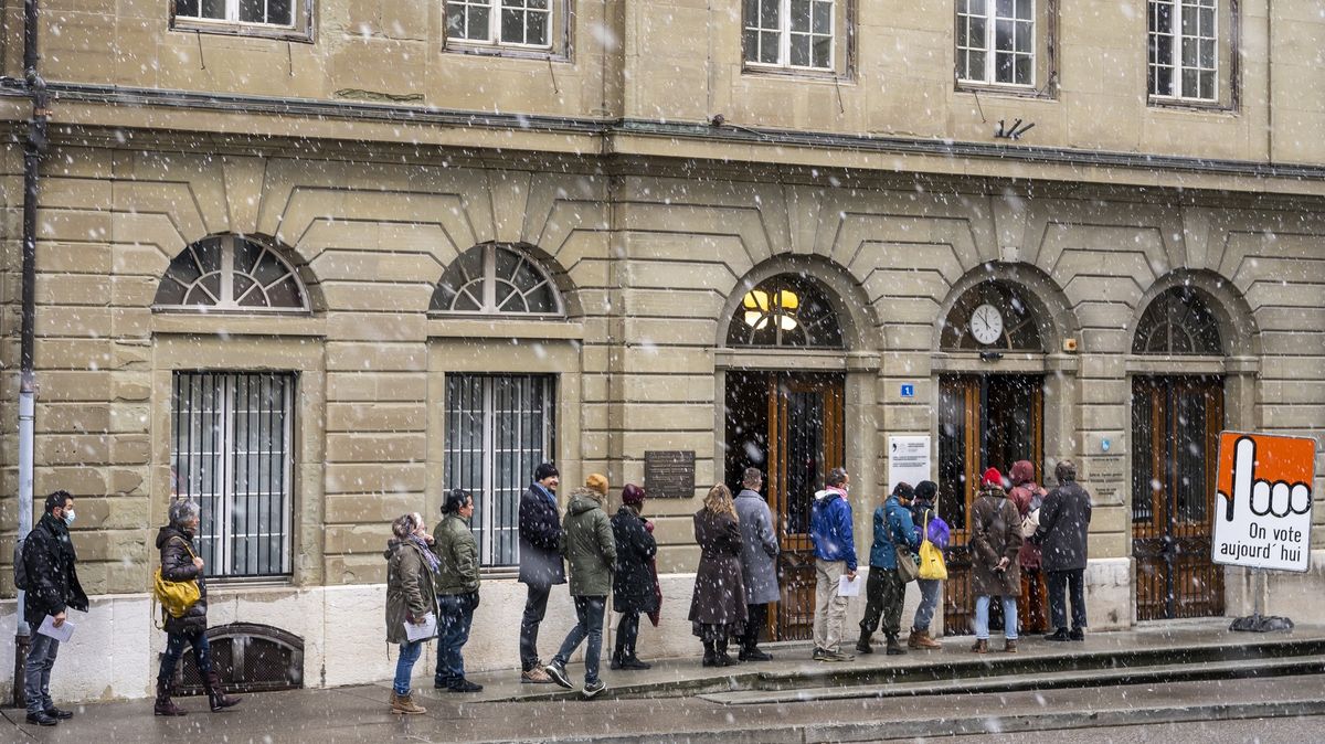 Švýcaři v referendu podpořili zachování covid pasů